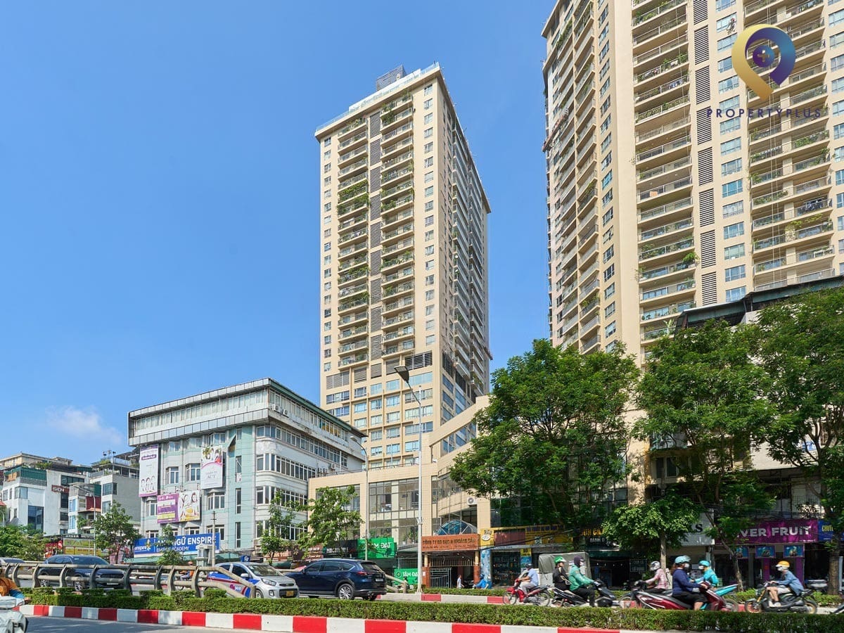 Tòa nhà Sky City Towers nhìn từ mặt đường với các phương tiện giao thông qua lại